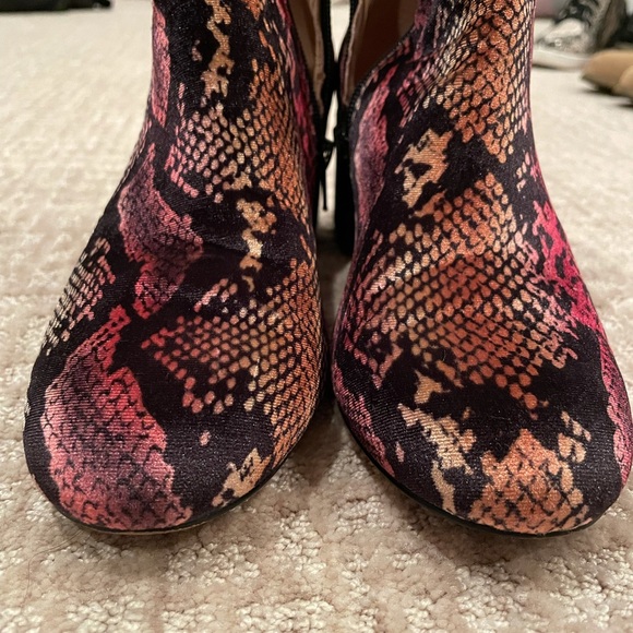 ANTHROPOLOGIE PRINTED VELVET ANKLE BOOTS - 8 - Picture 3 of 6